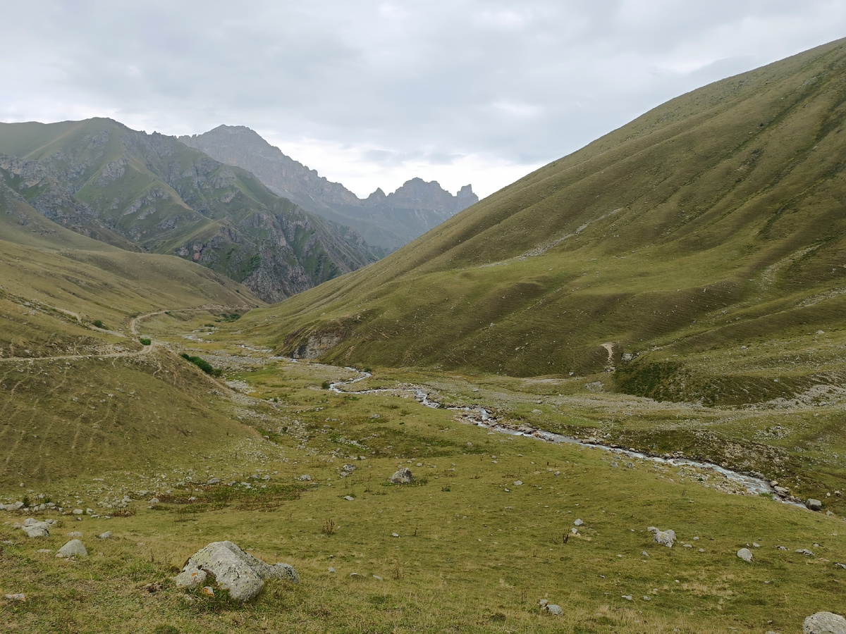 вниз течёт приток Черека, слева видна дорога, по которой мы идём, на горизонте - Соухаузская