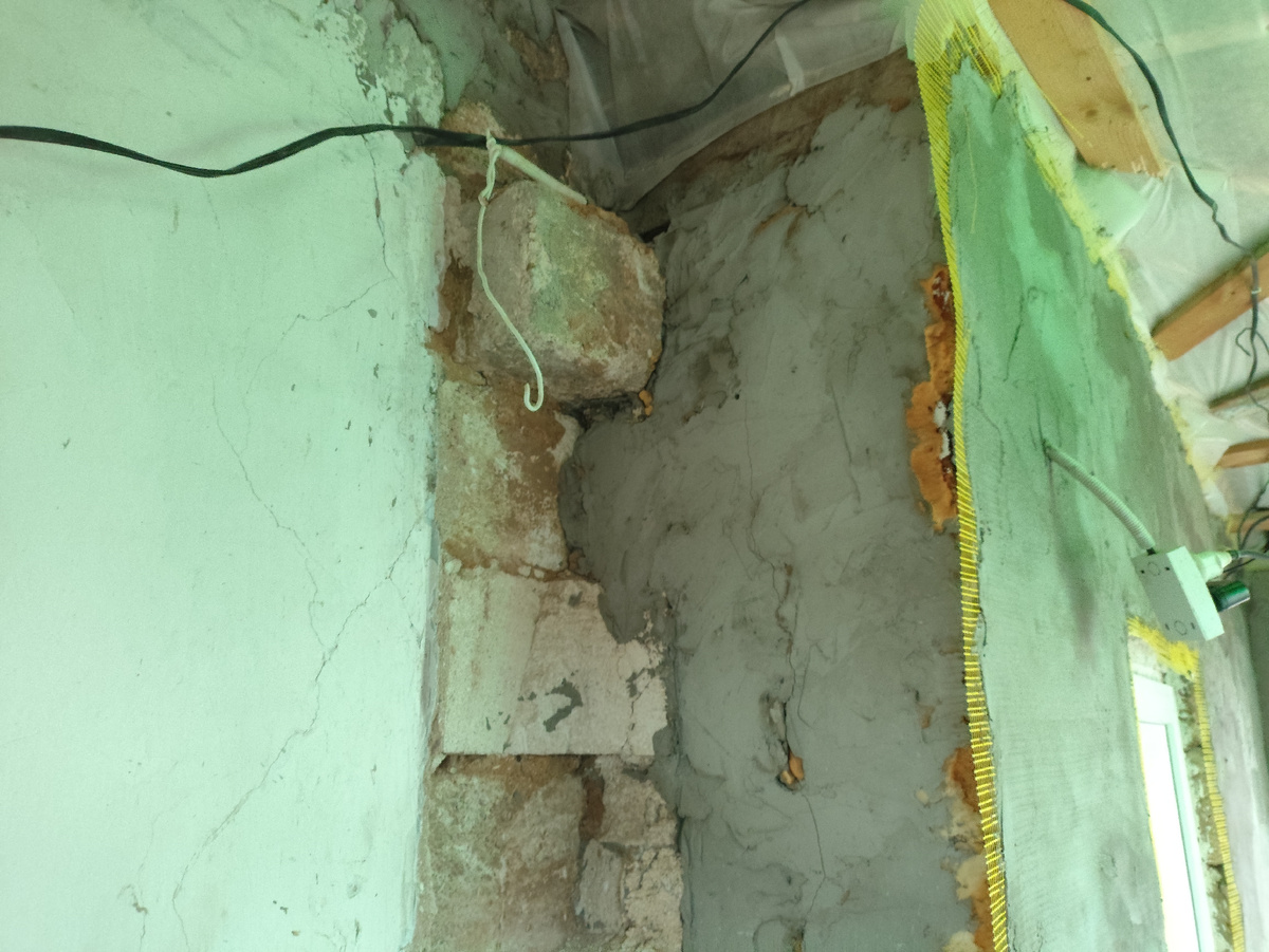 Верхняя часть угла. И зачем он с утра гирлянду включил?