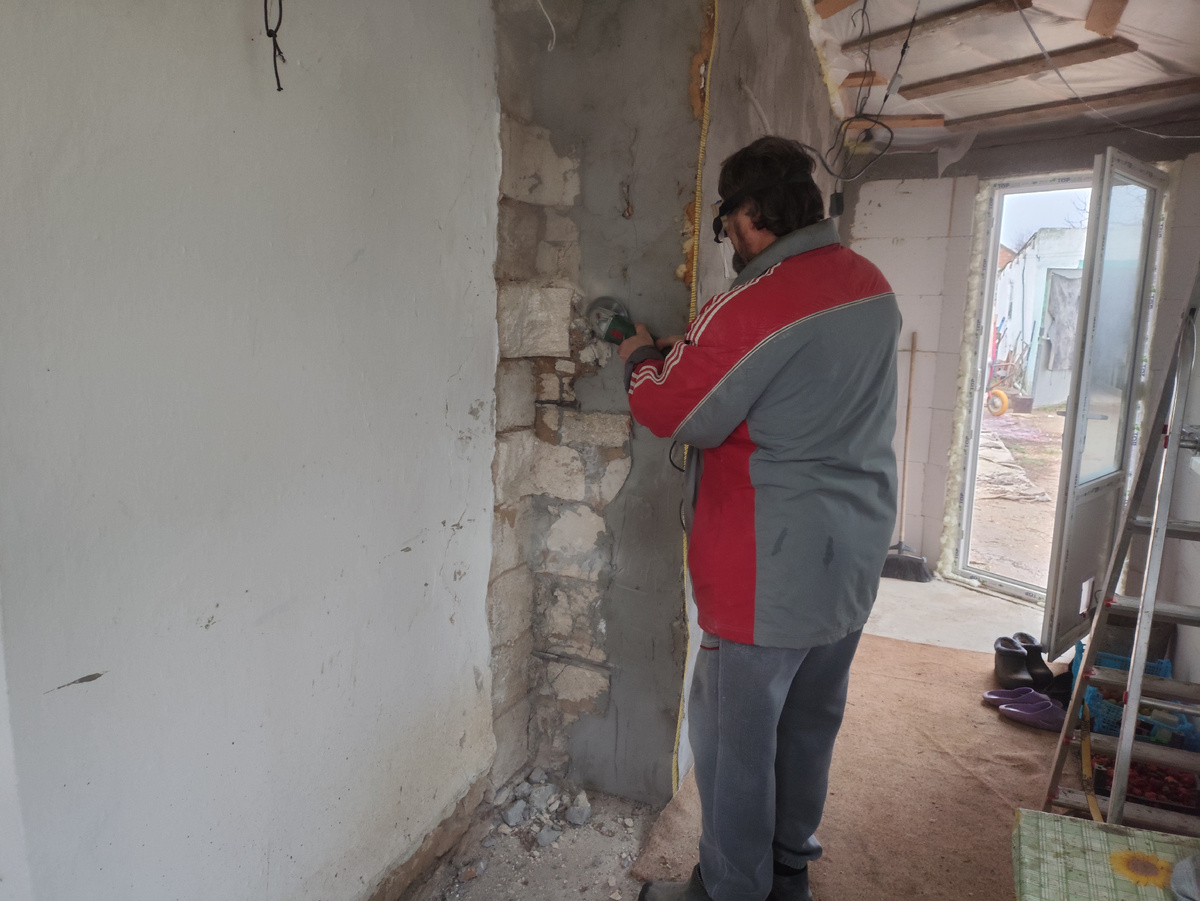 Начал с болгарки...