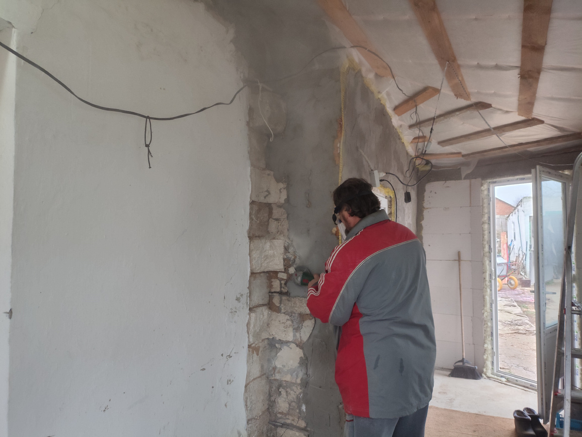 Пыль во все стороны летит. Открыли обе двери нараспашку