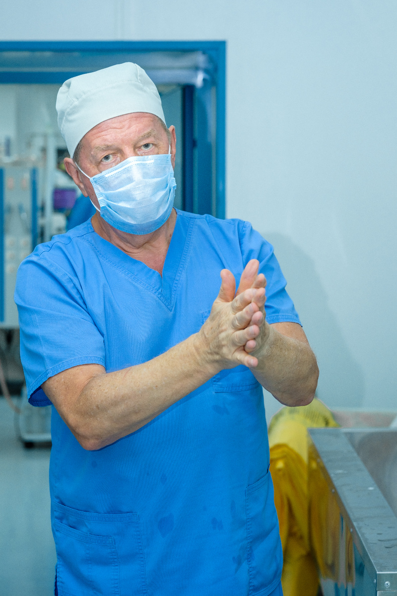 П.В. Царьков готовится к операции