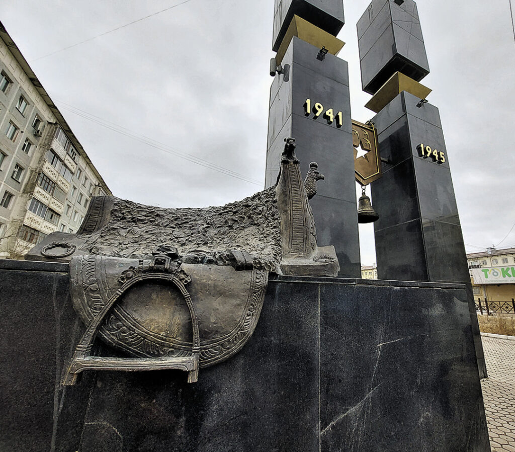 Памятник, открывающий мемориальный комплекс «Солдат Туймаады».