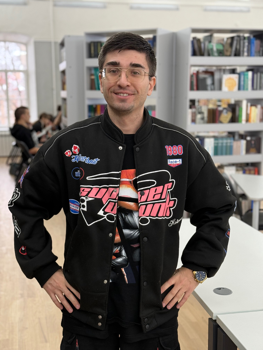 Я в исторической библиотеке в вузе имени Льва Толстого в Туле 