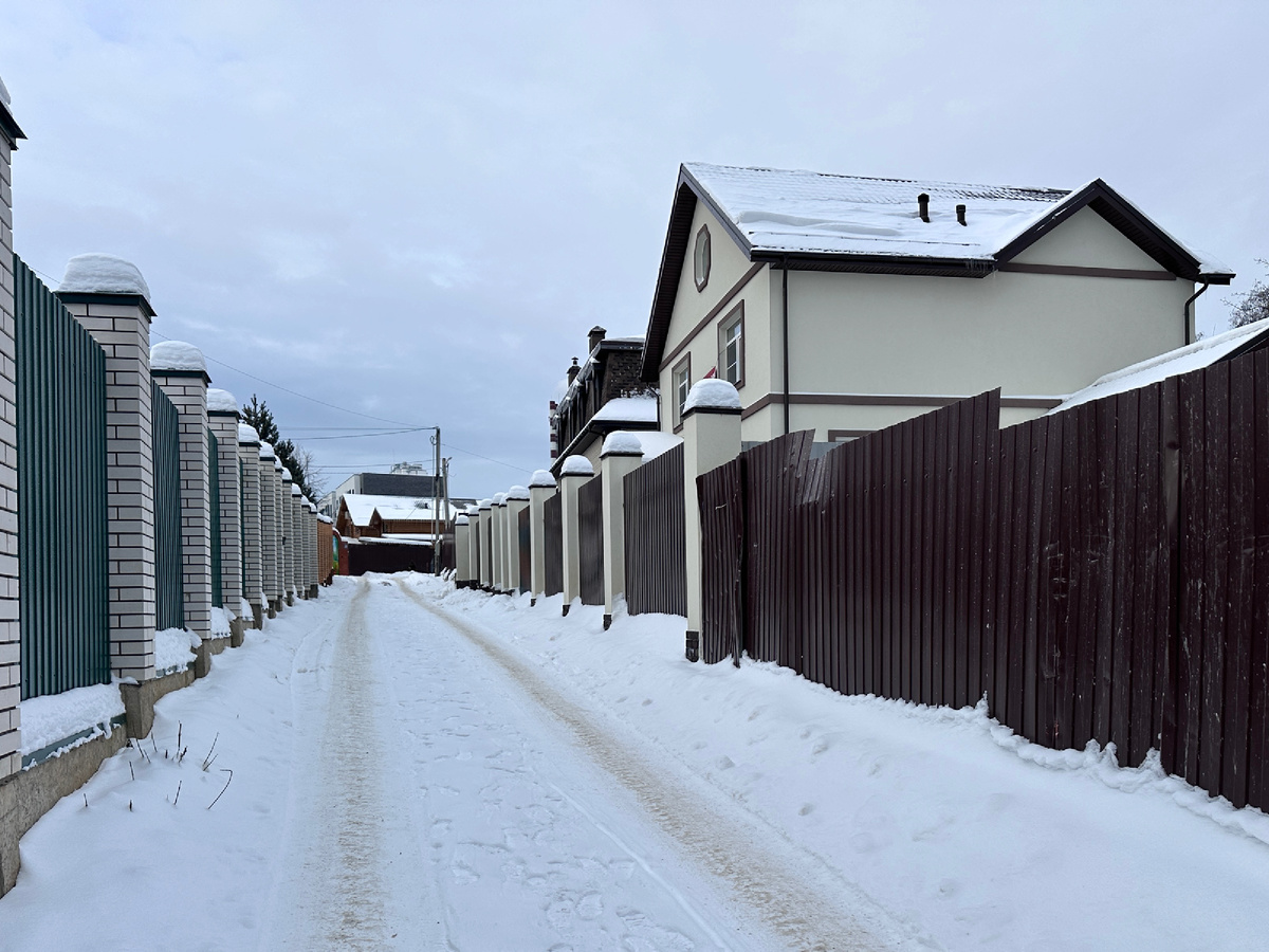Дом в кадре справа. Адрес: Подольск, дер. Борисовка. ул. Хуторская, дом 20. 
