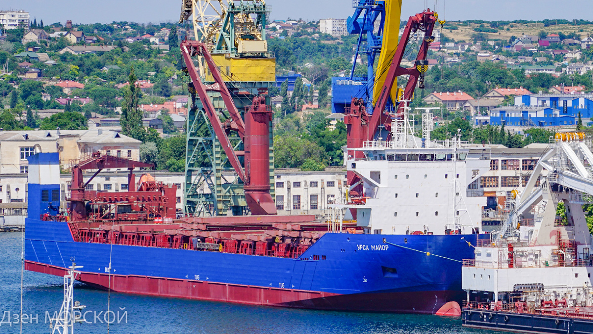 Ролкер "Урса Майор" во время одного из заходов в Севастополь.