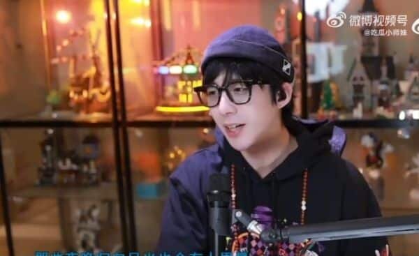    Лю Юй Нин во время недавнего прямого эфира