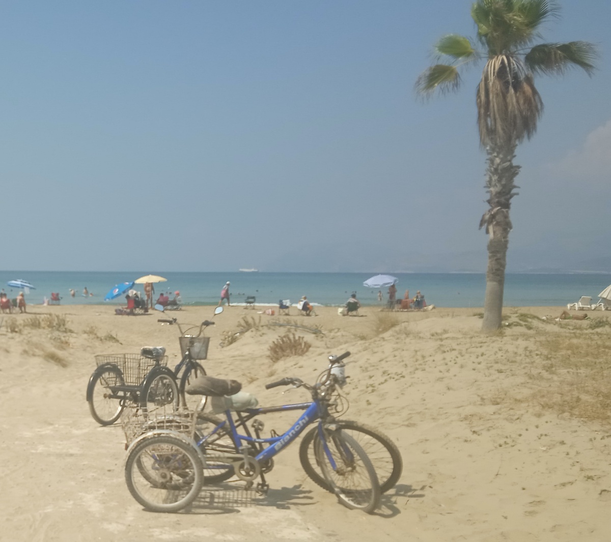 Несколько таких велосипедов возле пляжа Куммахалеси