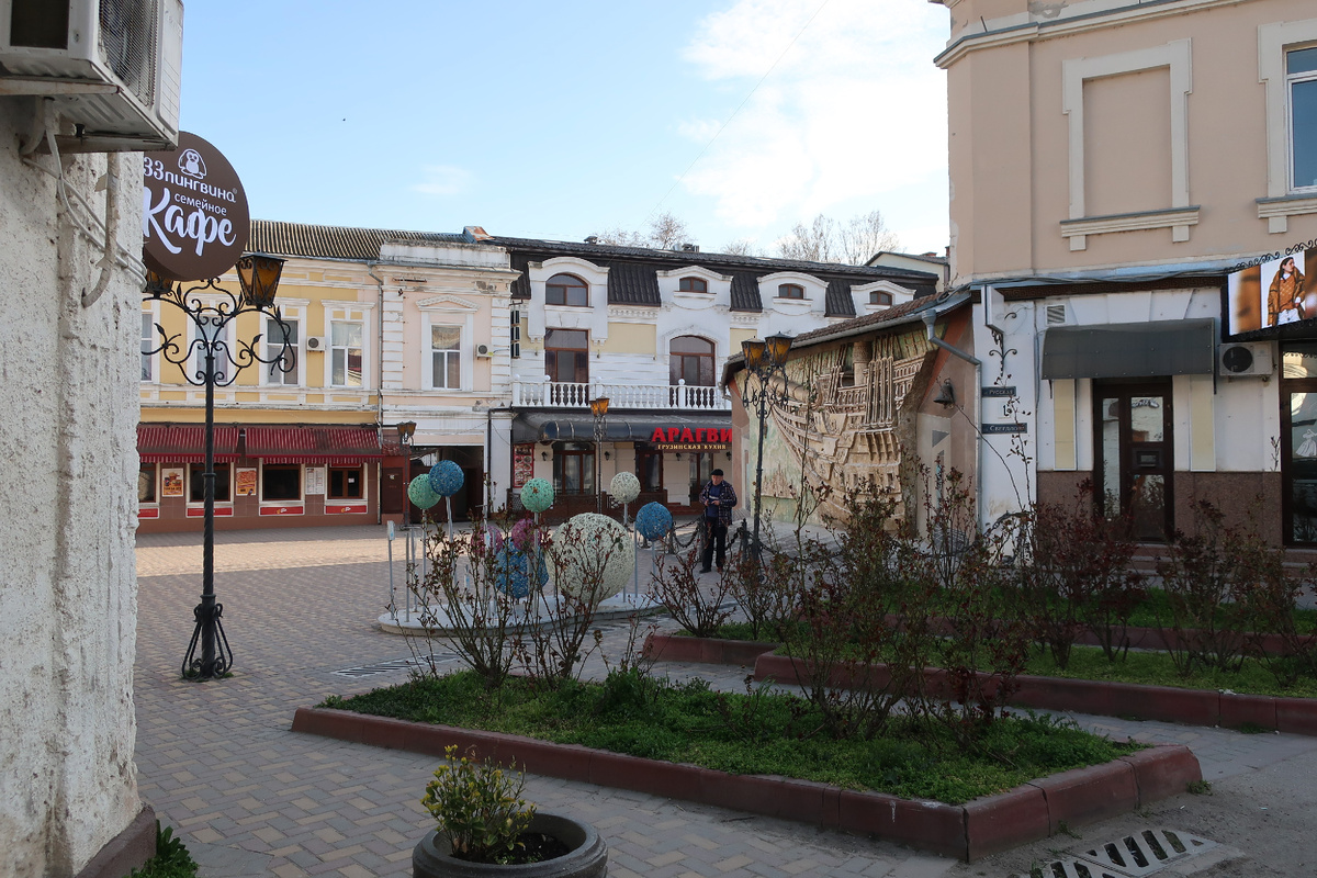 вдали ресторан Арагви...