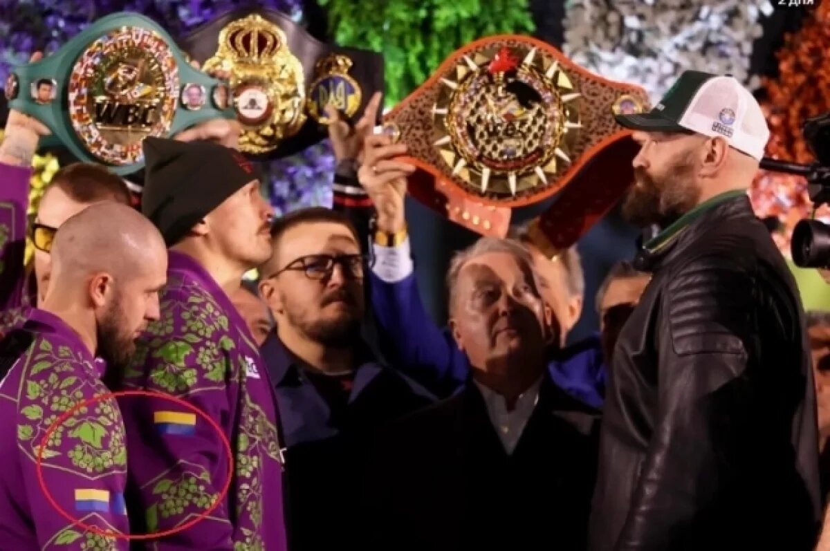    В Сети появилось фото боксера Усика с петлюровским флагом Украны