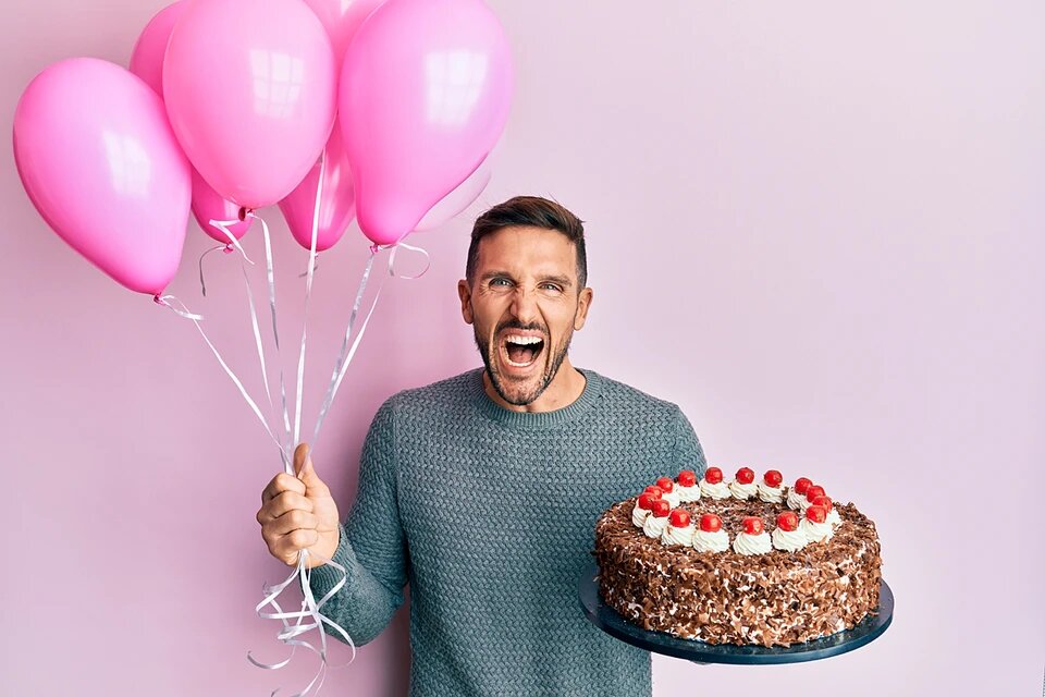 И тут влетает в вагон запыхавшийся румяный парень с тортом, перевязанным ленточкой, и кричит в телефон: «Ты представляешь, сегодня самый фантастический день в жизни!». Фото: Shutterstock.