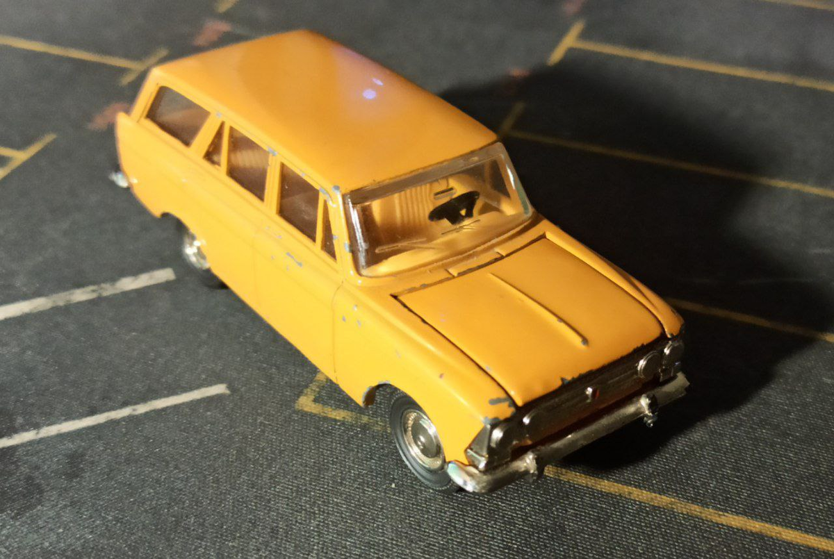 Москвич 427 А4, цвет охра (если не охра, то подправьте) 