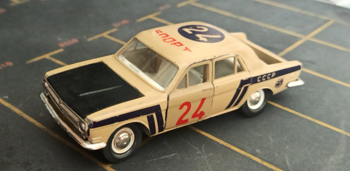 ГАЗ 24 Волга, раллийная, пытался найти недостающие элементы в цвет, но нашел только двери :)
