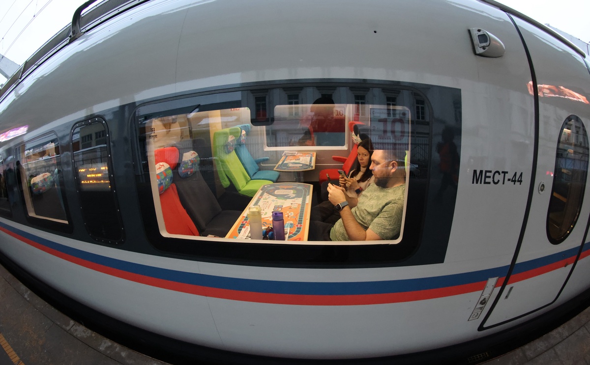    В модернизированном "Сапсане" девять классов обслуживания. Особенно ярко выделяется вагон семейного класса. Дети в нем могут хоть всю дорогу смотреть мультфильмы и играть на приставках, а родители в это время - отдыхать/Сергей Куксин/РГ