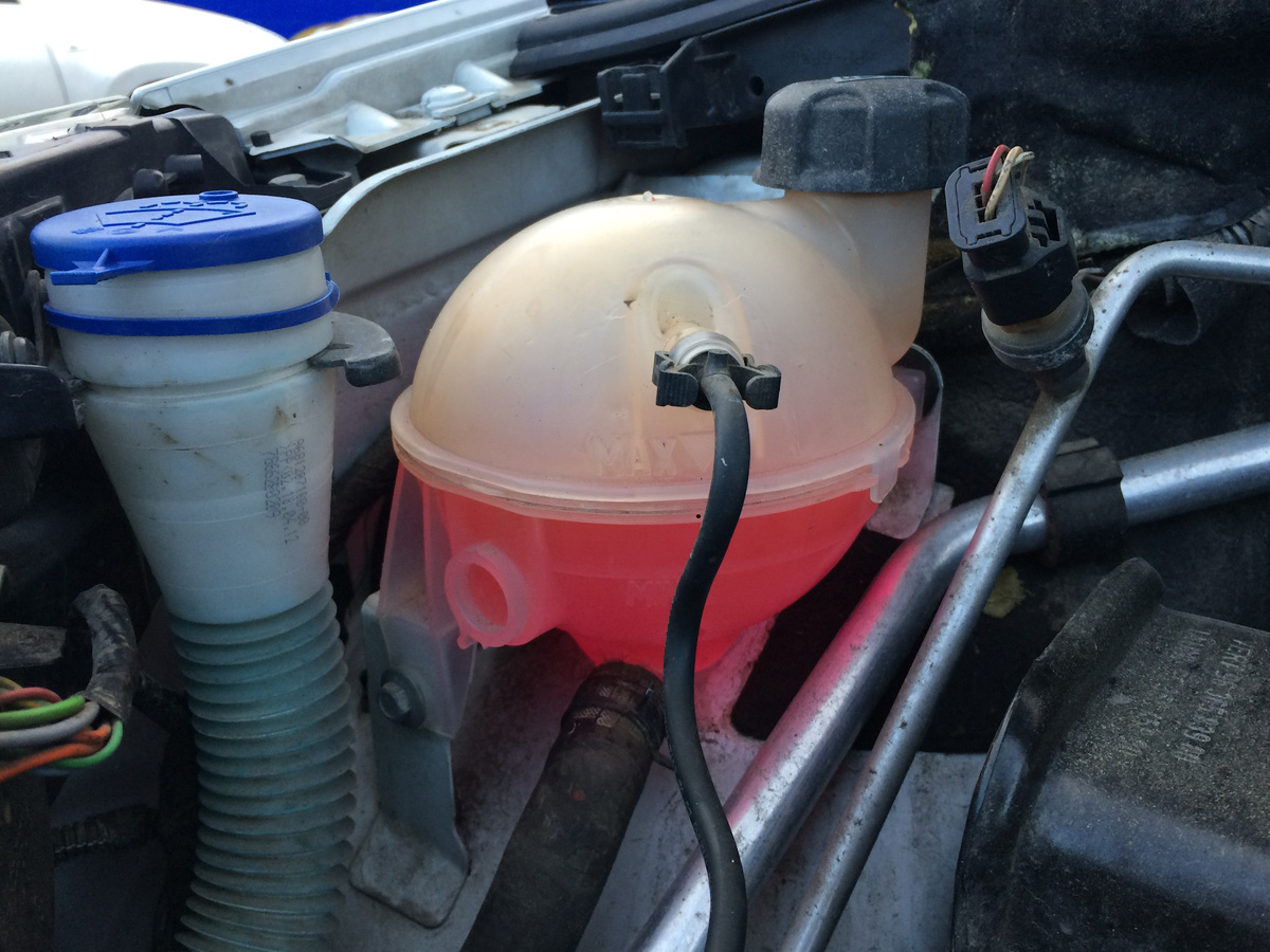 Примерно выглядит антифриз под капотом любой машины, задача пользователя следить за уровнем жидкости и доливать при необходимости