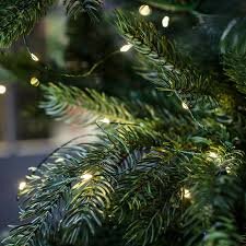 Мне очень нравятся такие ёлки, создаёт настроение, эдакая тихая роскошь. 