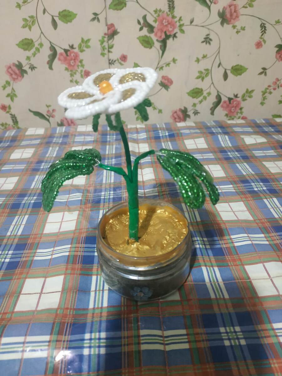  Бисер белый, золотой,  зелёный. Проволока.  Зелёный скотч . Гипс.