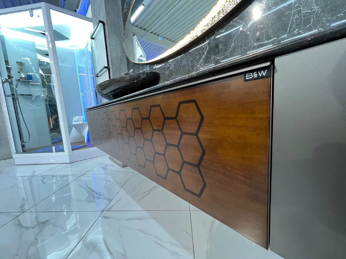 Фасад комбинированный из нержавеющей стали и дерева 