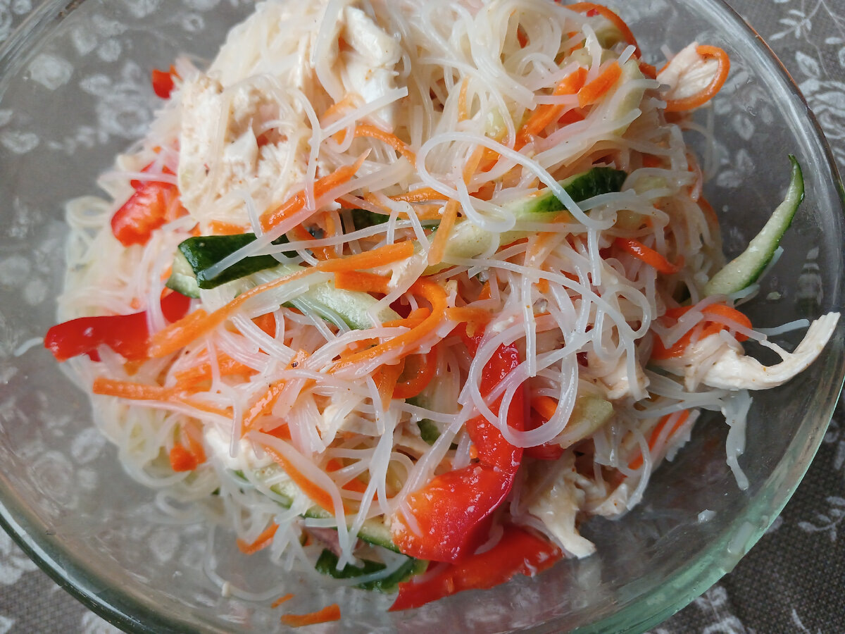 салат из фунчозы с овощами и курицей