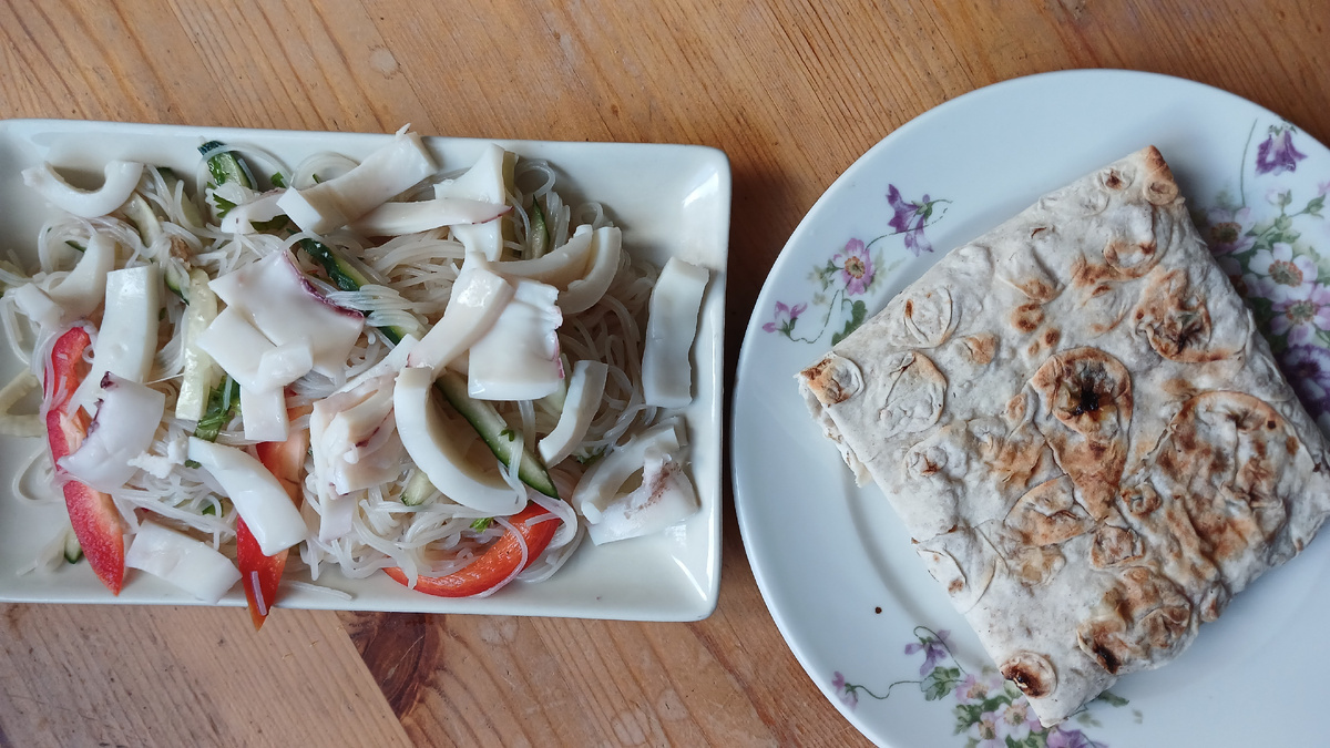 салат с фунчозой и кальмарами