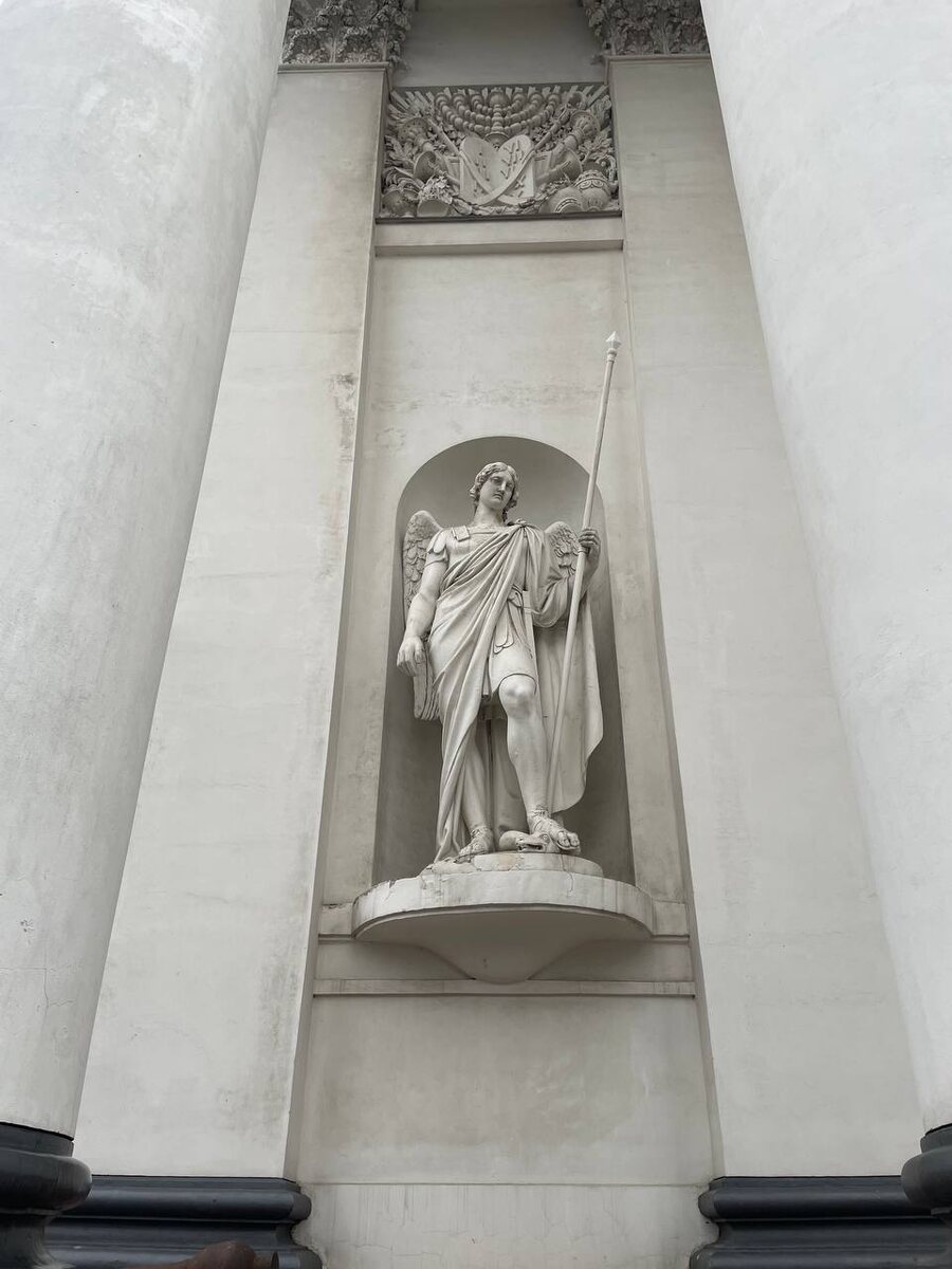 Статуя на Соборе Святой Живоначальной Троицы Лейб-гвардии Измайловского полка (Фото сделано во время моей поездки в Санкт-Петербург, ноябрь 2024)