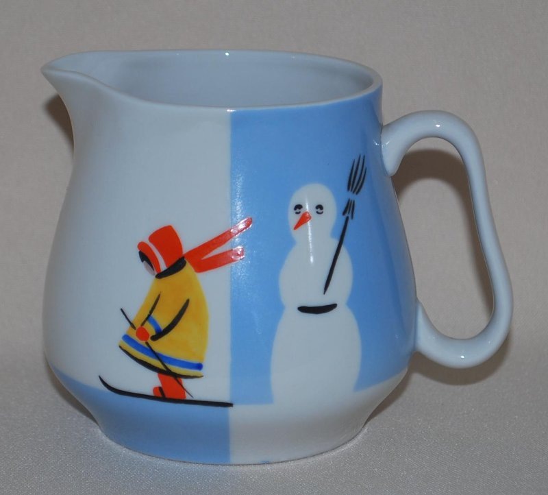 Молочник из сервиза "Зимушка". Начало 1960-х. Авторы: Е.П. Смирнов и П.Е. Смирнов. Федеральное государственное бюджетное учреждение культуры "Сергиево-Посадский государственный историко-художественный музей-заповедник".