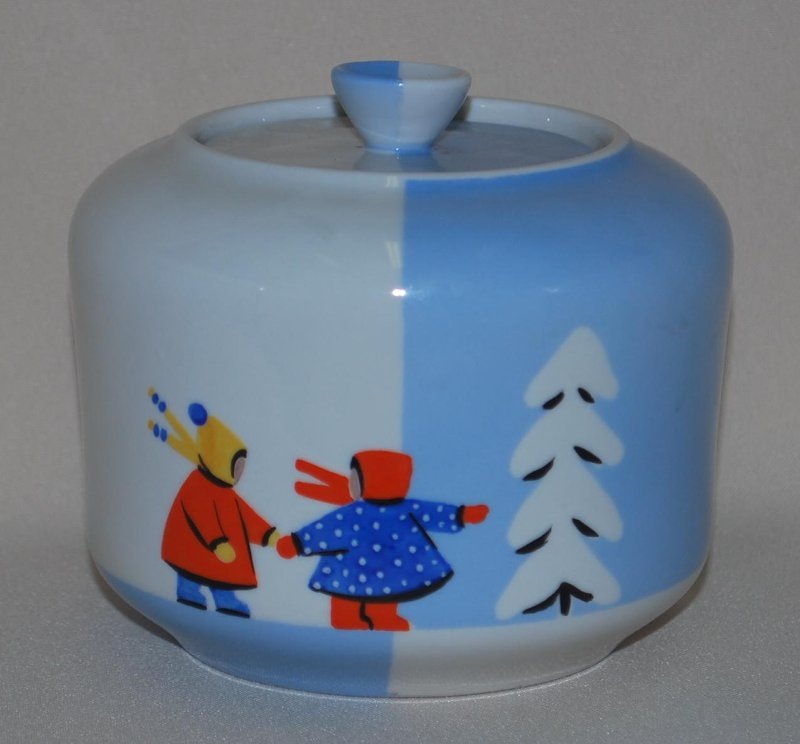 Сазарница с крышкой из сервиза "Зимушка". Начало 1960-х. Авторы: Е.П. Смирнов и П.Е. Смирнов. Федеральное государственное бюджетное учреждение культуры "Сергиево-Посадский государственный историко-художественный музей-заповедник".