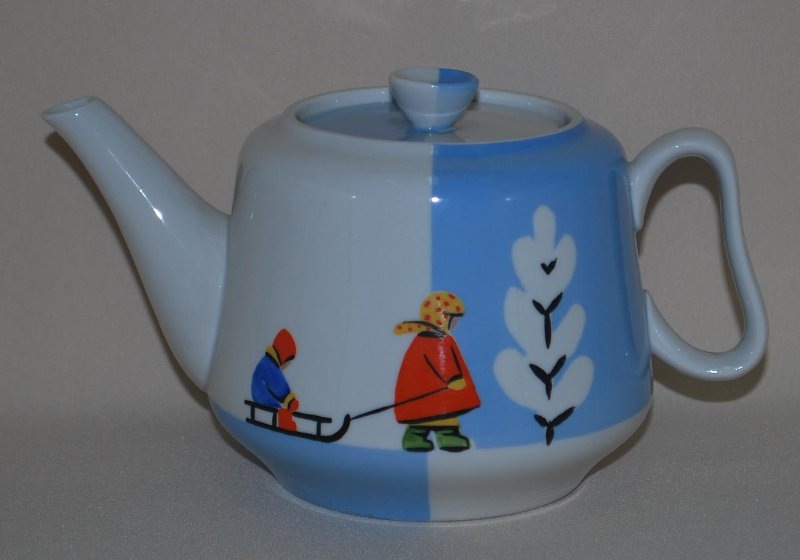 Чайник с крышкой из сервиза "Зимушка". Начало 1960-х. Авторы: Е.П. Смирнов и П.Е. Смирнов. Федеральное государственное бюджетное учреждение культуры "Сергиево-Посадский государственный историко-художественный музей-заповедник". Листайте галерею вправо.
