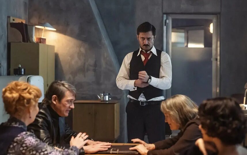    Полковник Серёгин (Павел Прилучный) проводит совещание с непростым контингентом ИВИ Полковник Серёгин (Павел Прилучный) проводит совещание с непростым контингентом. ИВИ