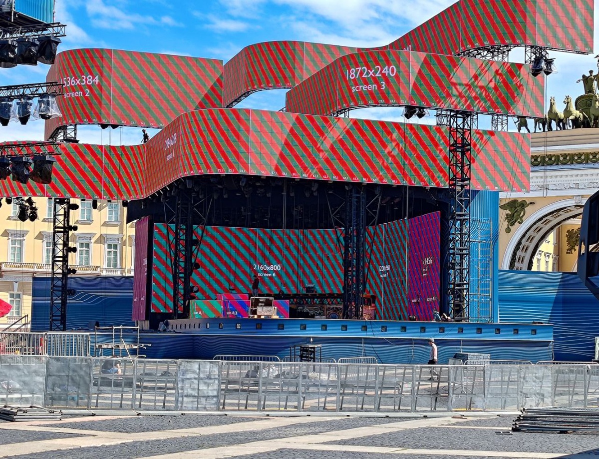 Фото: Мониторы сцены на Дворцовой площади Санкт-Петербурга