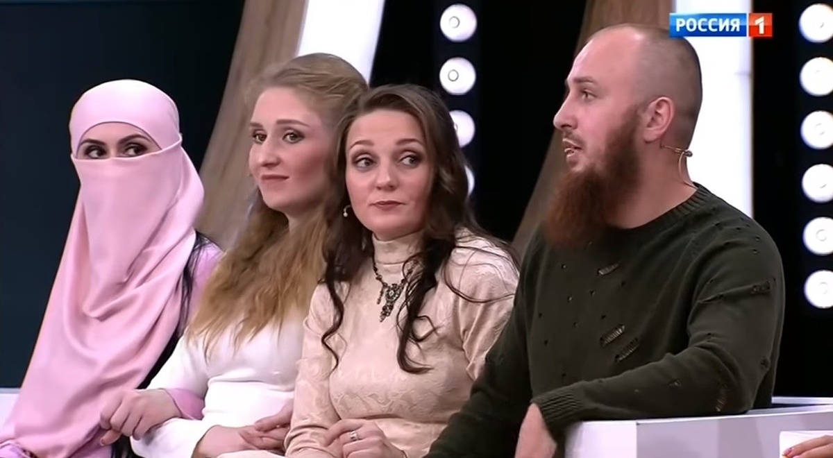 Иван Сухов с женами на "Прямом эфире"