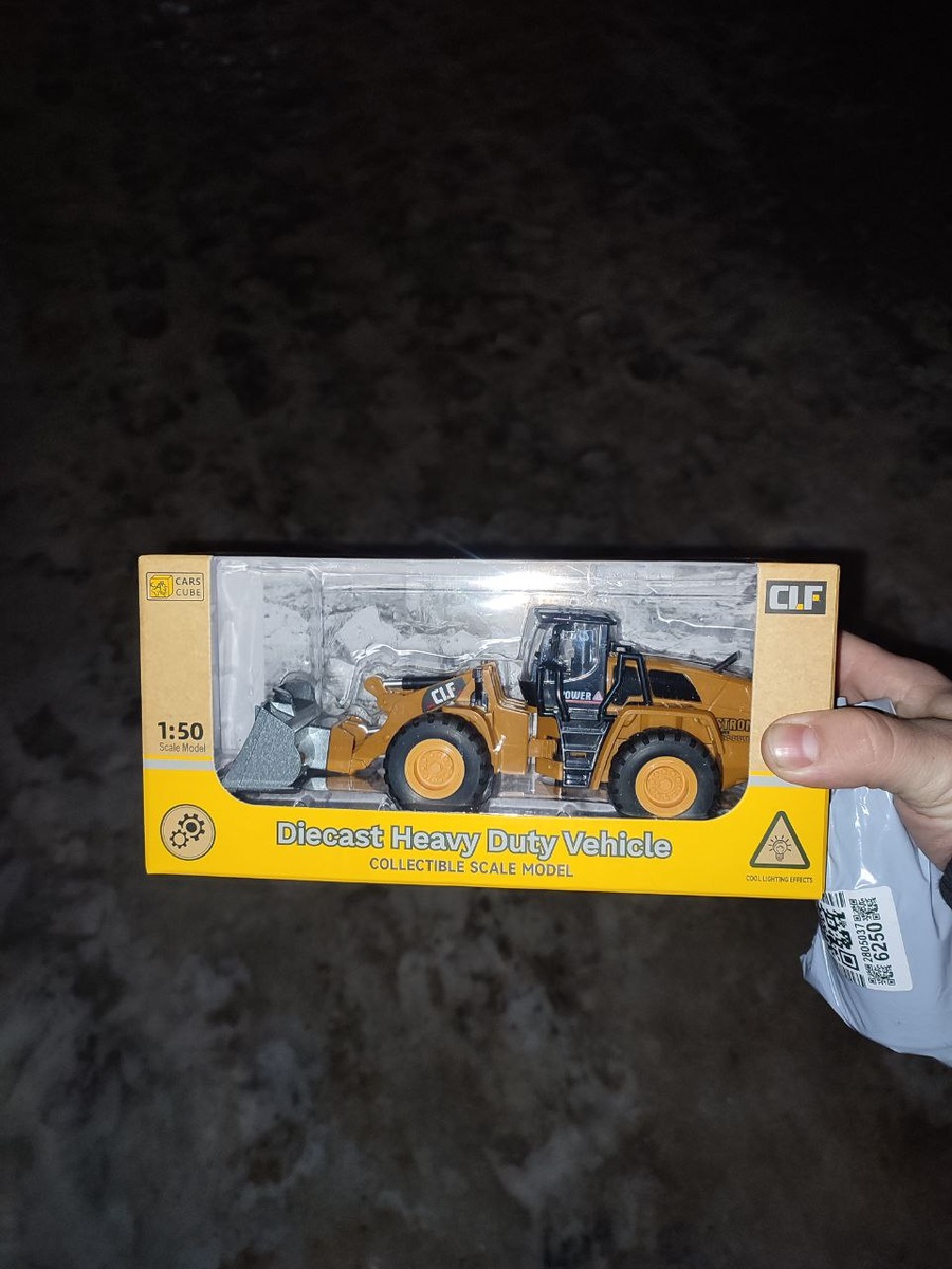 Сын попросил трактор у деда мороза, в целом это уже наверно 20ый трактор, этот покрепче остальных будет.