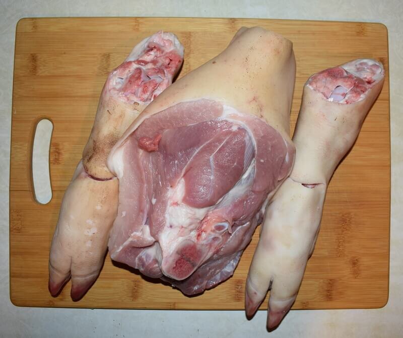 Подготавливаем копыта и рульку