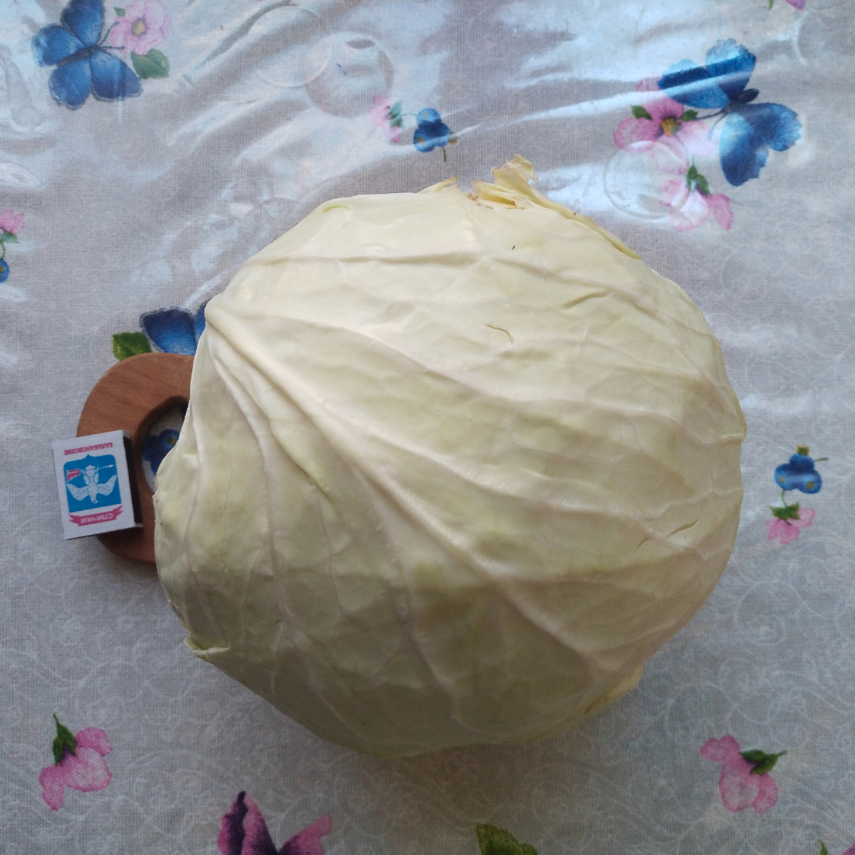 Спичечный коробок рядом положила