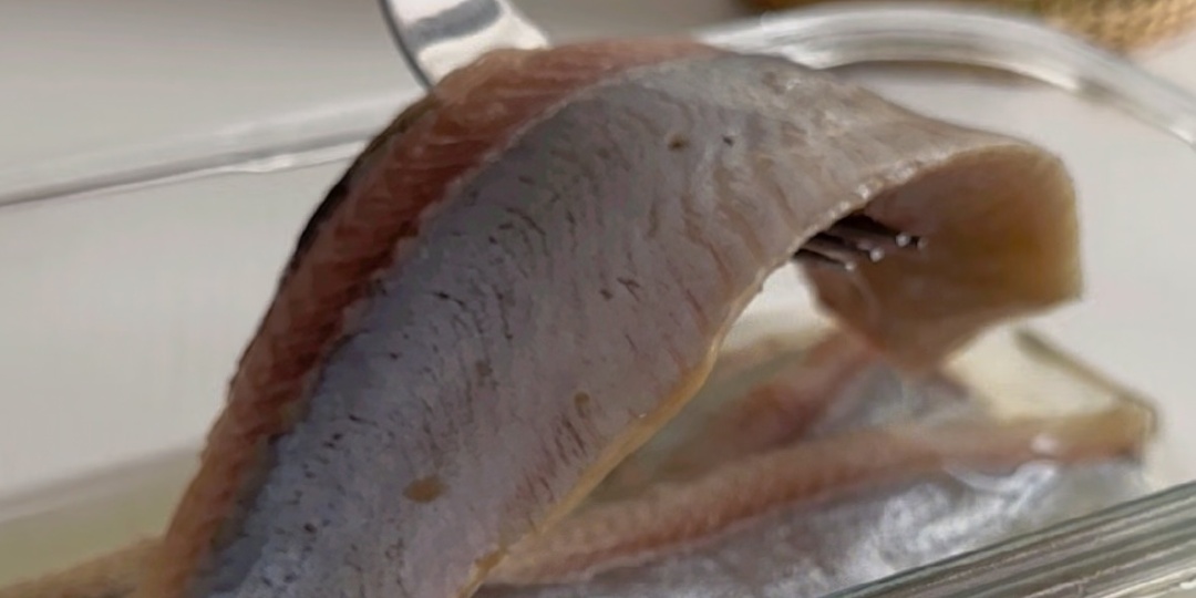 Простецкая закуска с селёдкой, которая съедается быстрее бутербродов с красной икрой