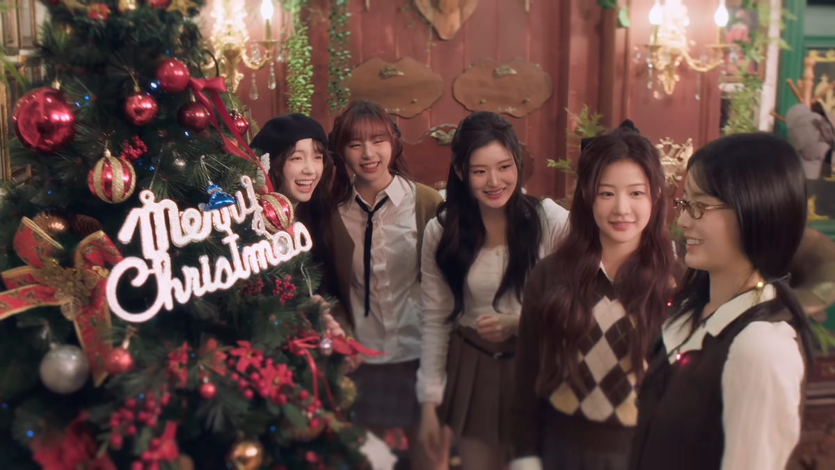    Кадр из клипа Naughty or Nice от FIFTY FIFTYСоцсети