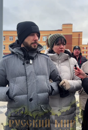 Родители пострадавших детей. Фото: скрин видео тг-канала "Русский мир".