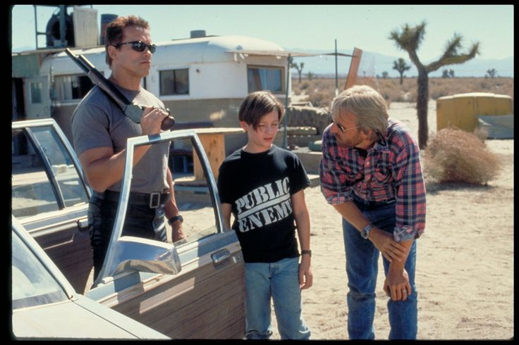 "Дяденька директор, я думаю, что новый учитель информатики не человек, а какая-то кибернетическая машина... Мы с ребятами ни разу не видели, чтобы он что-то ел. А ещё от него резко пахнет (почти как от моего отчима по пятницам, но с примесью ацетона) , после того как он сходит к трудовику."