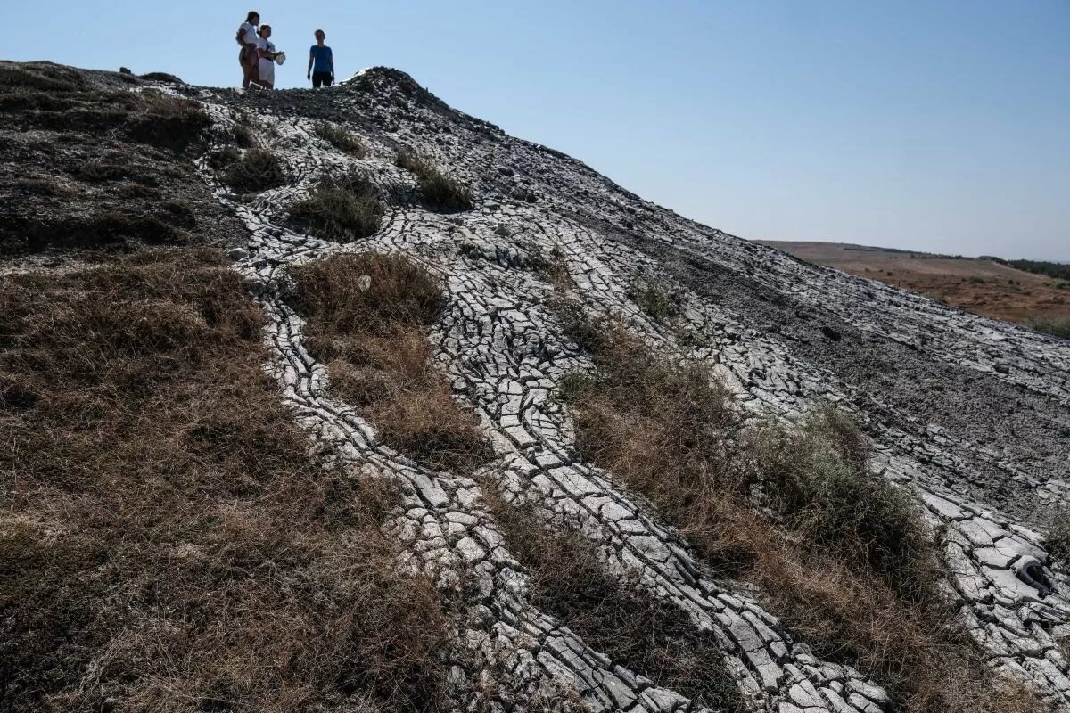Ахтанизовская сопка состоит из двух вулканов, как продолжение восточной гряды Цимбала. Высота основного конуса – 67 м, крутизна склонов – 30°.
Фото: Михаил Ступин