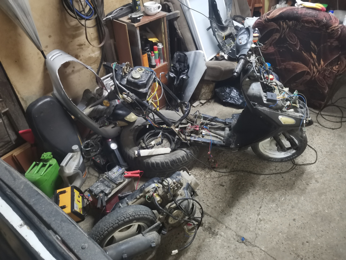 мотор с колесом и выхлопом снят.