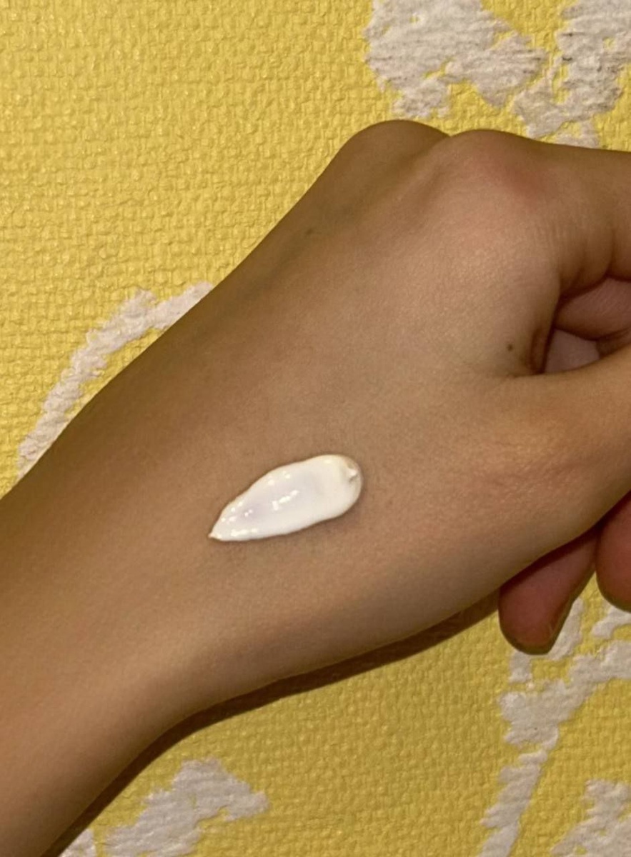 La Roche-Posay Anthelios солнцезащитный антивозрастной крем для лица SPF50 текстура крема