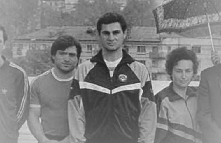 Усман Арсалиев (в центре)