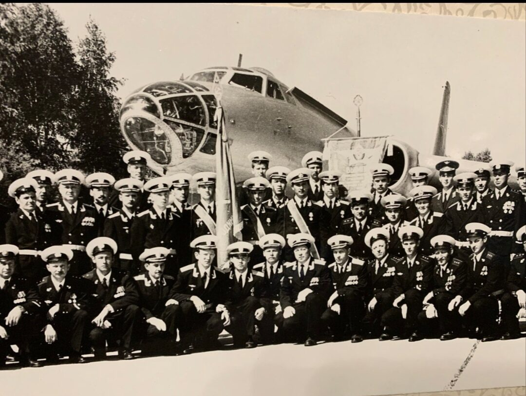  На фото - личный состав полка, 12 омрап, которым я имел честь командовать в СССР в конце 80-х годов в г Острове, что под Псковом (это если ехать в Индию, сразу направо) - фото не моё, прислал кто-то из плотов, ФИО - увы, не отследил...