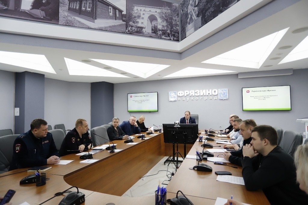 Депутат Совета депутатов г.о. Фрязино Коночев Алексей, принял участие в очередном заседании комиссии по безопасности дорожного движения городского округа Фрязино. Обсуждались важные аспекты содержания автомобильных дорог в зимний период. В ходе заседания, которое длилось более двух часов, участники рассмотрели 21 вопрос, касающийся не только текущего состояния дорожной инфраструктуры, но и мер по её улучшению. Заслушали доклад ГИБДД по требованиям содержания автомобильных дорог в зимний период.
Также в рамках заседания были заслушаны мнения граждан, которые представили свои предложения и замечания относительно улучшения дорожной ситуации. В частности, на проспекте Мира, дом 8, планируется установка искусственных дорожных неровностей и дорожных знаков 5.20 и 1.17 «Искусственная неровность». Некоторые вопросы, обсужденные на комиссии, были возвращены на доработку.