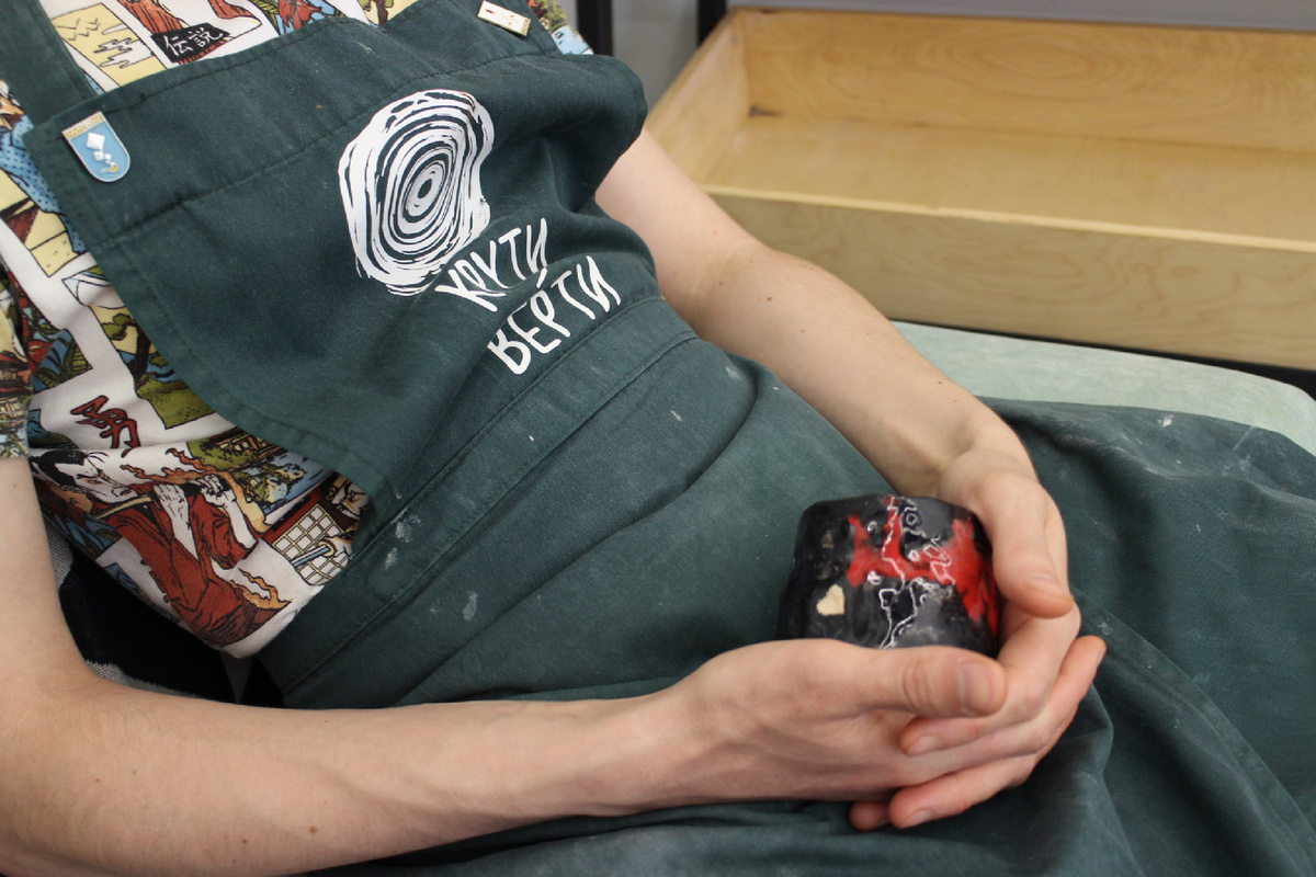 Эти руки, бережно держащие непокорную чашу, я потом описала в романе