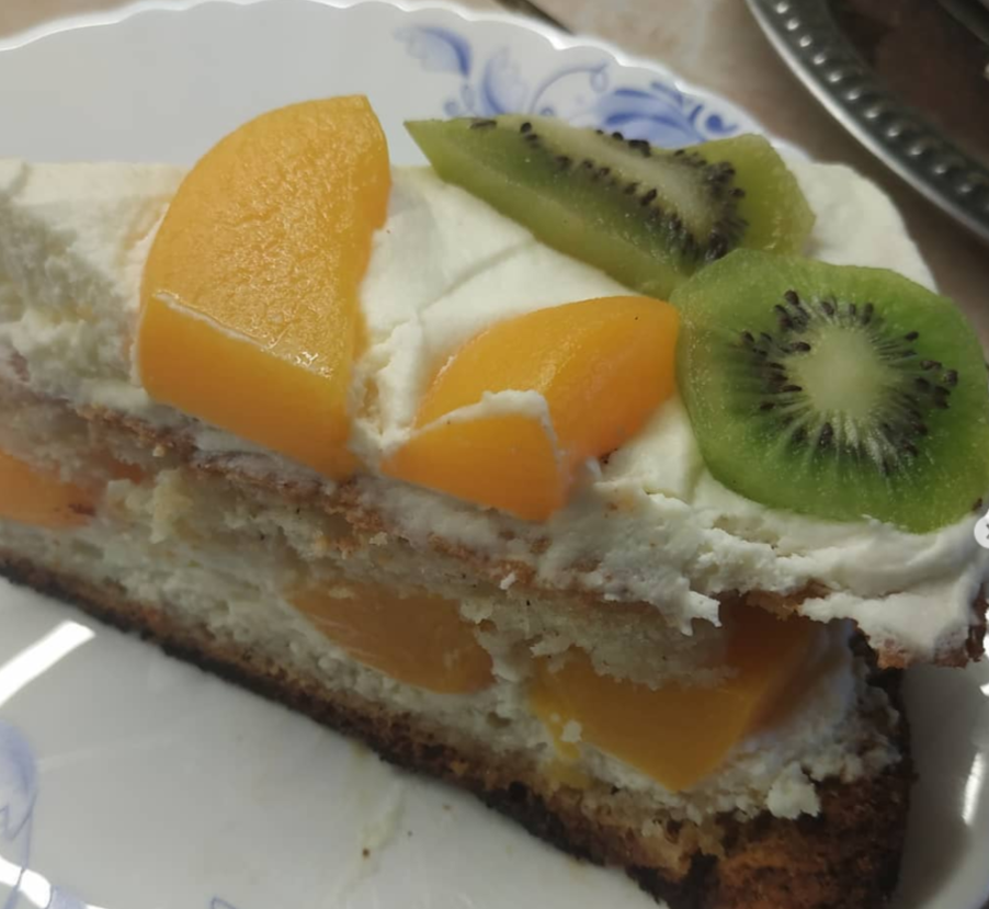 Это фото самого первого из моих вышеназванных тортиков - страшненький он тогда получился, но очень вкусный.