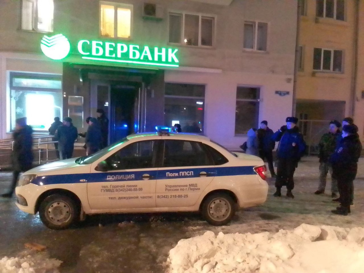 Задержанную женщину, которая может быть причастна к поджогу, передали полиции.  Фото: Максим Артамонов