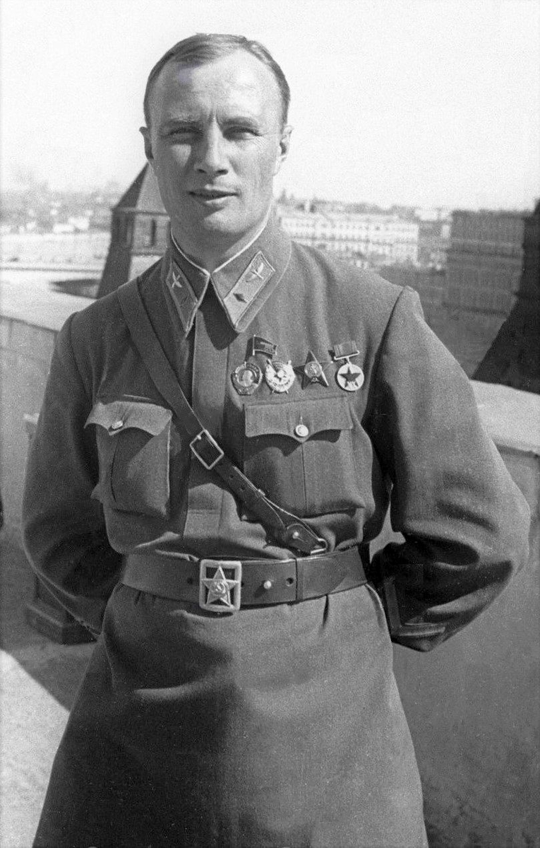 Александр Васильевич Беляков  (1897—1982) — флаг-штурман ВВС РККА, участник рекордных авиационных перелётов в 1930-е гг. и во время Великой Отечественной войны, Герой Советского Союза (1936), генерал-лейтенант авиации (1943), доктор географических наук (1938), профессор (1960).