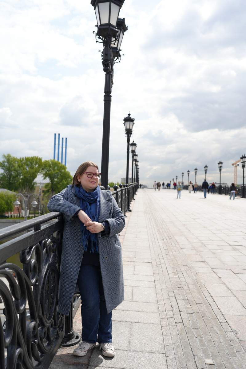 Всем привет! Меня зовут Елена Сокол и я логопед-практик я помогаю обычным мамам из нашей с вами жизни заниматься со своими детьми самостоятельно. Я адепт и практик семейного образ