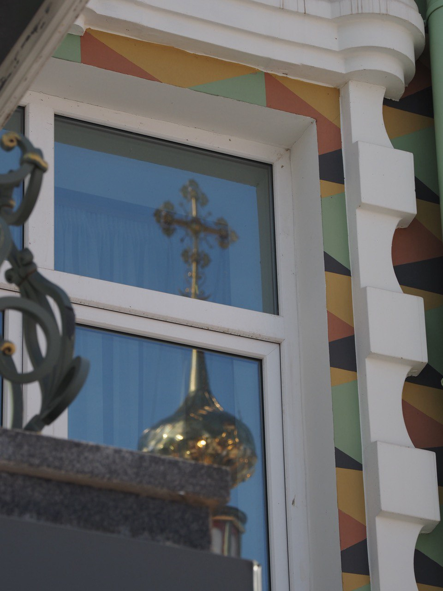 Посмотрите, как в окне духовной семинарии отражается маковка Храма Иоанна Предтечи. Фото автора.