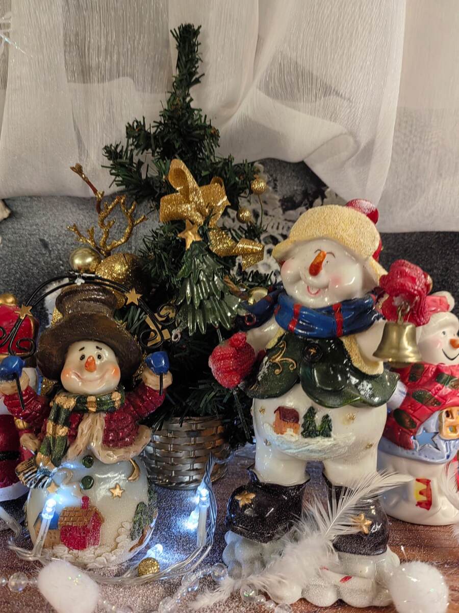 Первенец с колокольчиком. А рядом забрали из комиссионки им лет 25.